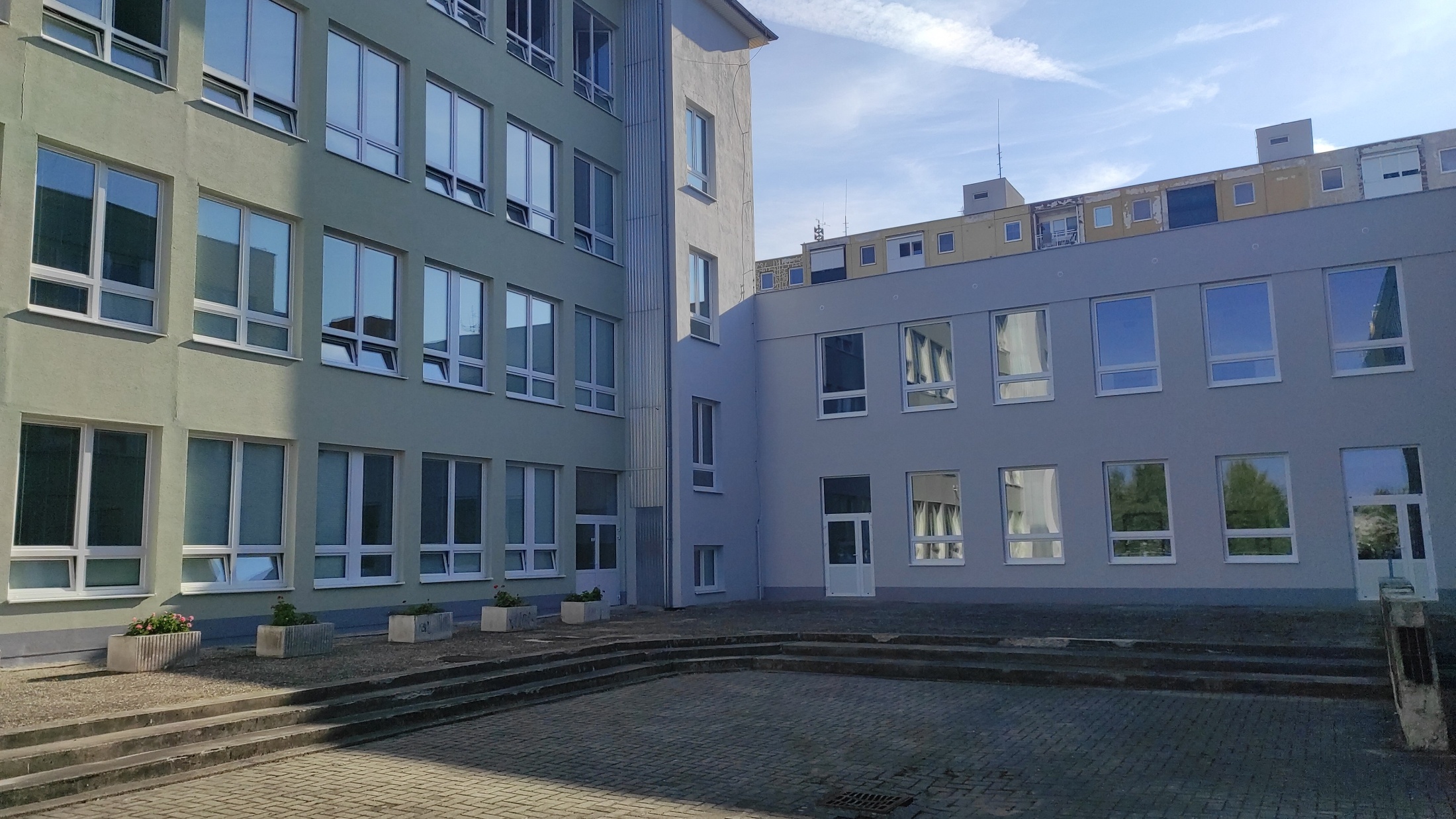 Základnej škole v Piešťanoch sme darovali žalúzie